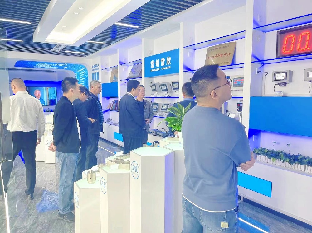 熱烈祝賀中國重型機(jī)械工業(yè)協(xié)會(huì)橋式起重機(jī)專業(yè)委員會(huì)九屆八次理 事會(huì)暨十屆一次會(huì)員大會(huì)在江蘇省常州市召開順利召開并圓滿結(jié)束！